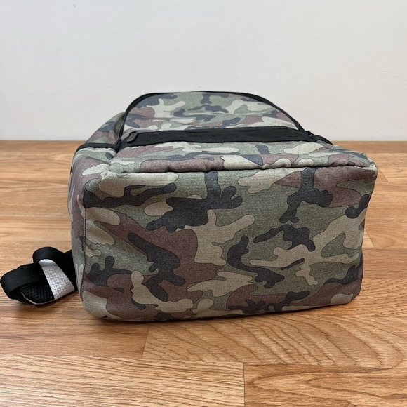 LeSportsac Montana Backpack Camo Removable Laptop Sleeve Insert NEW - Picture 5 of 13